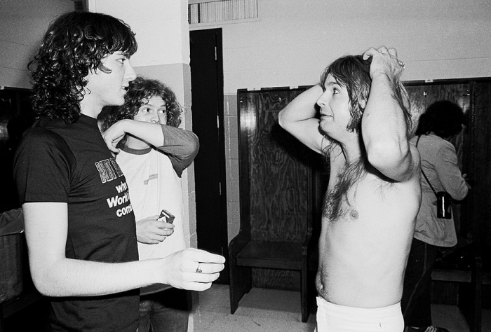 «Труп хлопал крыльями, всех тошнило» 45 лет назад Оззи Осборн откусил голову голубю и шокировал весь мир. Что это было?