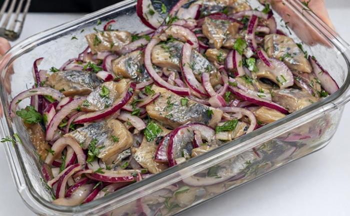 Недорогая селедка будет вкуснее красной рыбы: маринуем в луке с соевым соусом