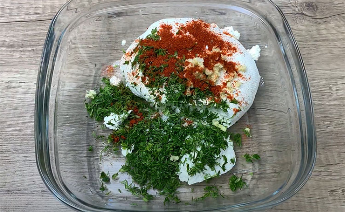 Превращаем замороженный пакет кефира в домашний сыр. Просто убираем лишнюю влагу