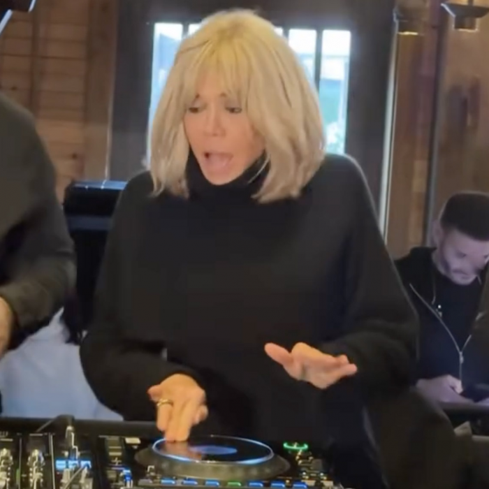 Жена Макрона стала диджеем в Диснейленде