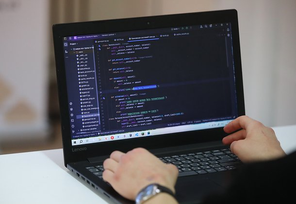 «Специалистов не хватает катастрофически» Бизнес столкнулся с дефицитом кадров в сфере ИИ. Как эту проблему будут решать в России?