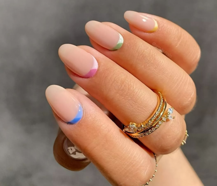 Маникюр на 8 Марта: идеи с фото