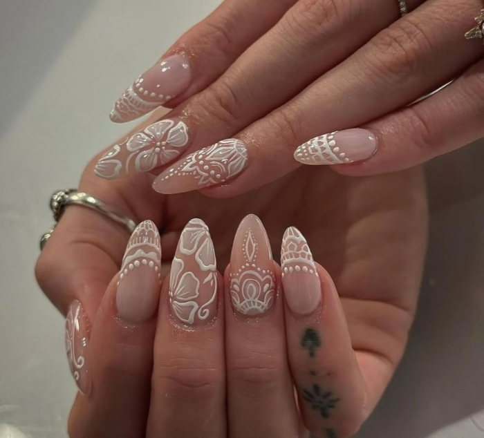 Маникюр на 8 Марта: идеи с фото