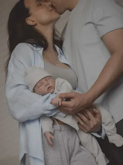 Бойфренд онкобольной Лерчек показал редкие фото с ней по случаю двух месяцев со дня рождения их сына