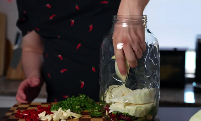 Бесподобная капуста по-грузински. Пикантный вкус и хрустит, словно квасили в бочке