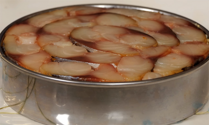 Новый салат из копченой скумбрии. Не стыдно поставить в центр любого стола