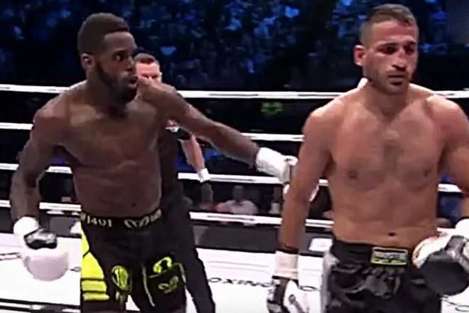 Разъяренные болельщики выскочили на ринг жестко наказали кикбоксера за подлый удар