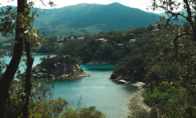 Посреди Средиземного моря есть остров, который живет иначе чем мир вокруг. Здесь связи, дорог и даже туристов