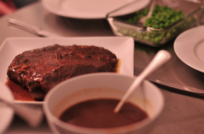 Грязную сковороду после мяса не моем, а за 5 минут делаем из остатков жарки ресторанный мясной соус