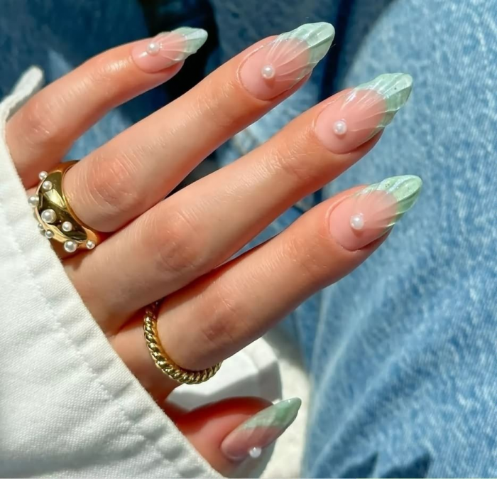 Маникюр на 8 Марта: идеи с фото