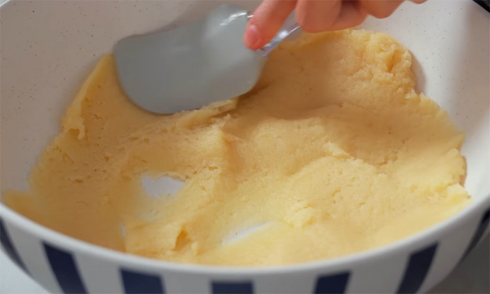 Эклер-рулет с нежнейшим заварным кремом: один раз приготовите и других десертов не захотите