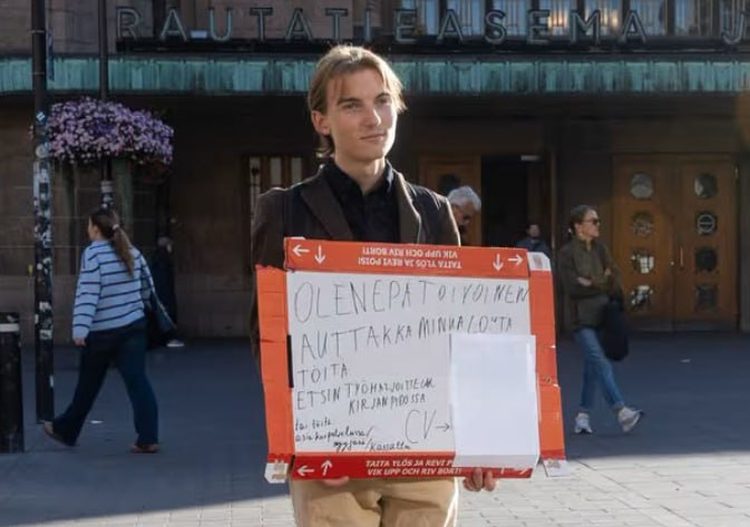 «Такого даже ягоды собирать не возьму»: финны освистали украинца за пикет в Хельсинки после полутора лет без работы