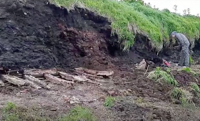 5 лет назад в вечной мерзлоте был найден остов крупного корабля. На борту были следы разных животных, словно это Ковчег