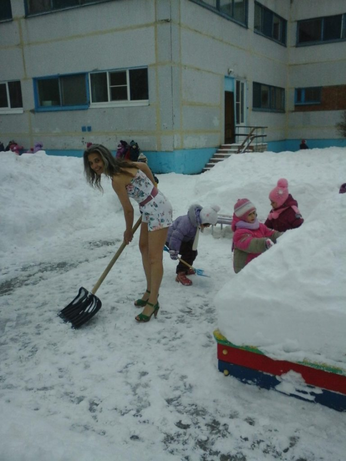 Снегурочка из Тольятти: девушка круглый год ходит в коротких шортах