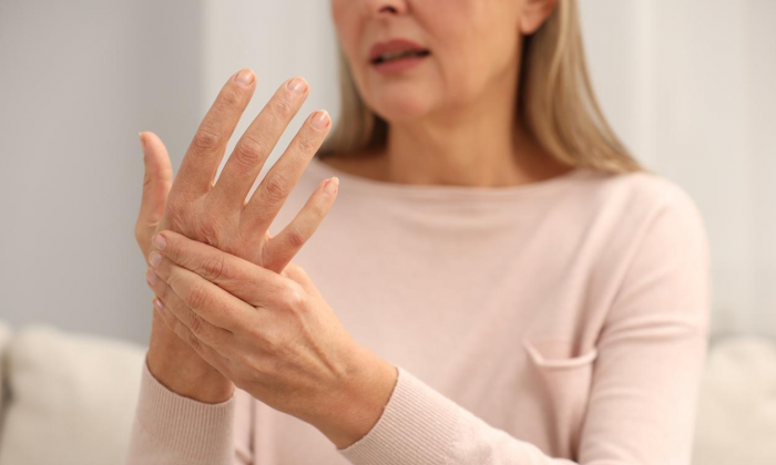 Кулак, круг и мост: как правильно делать гимнастику для пальцев и кому она особенно нужна