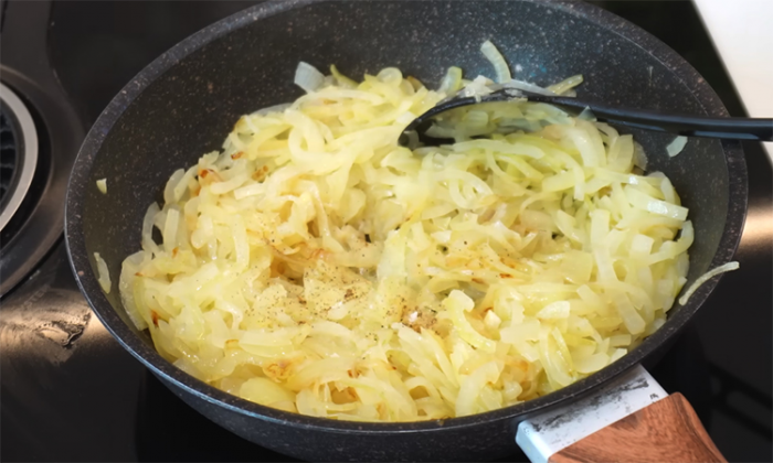 Закусочный пирог на скорую руку. В начинке основа из лука, но выглядит как сырный крем