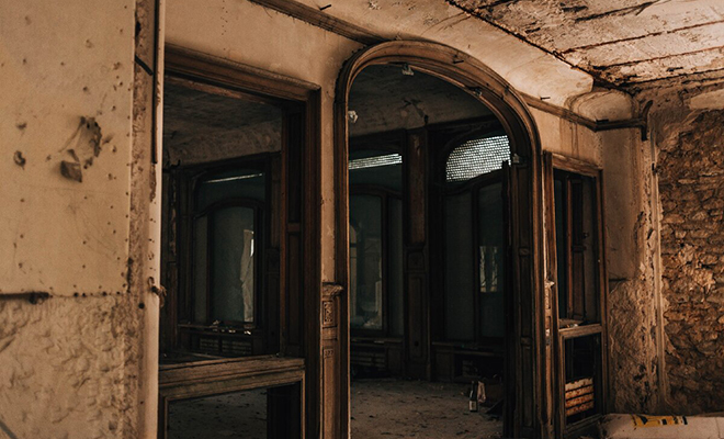 Женщина нашла заброшенный особняк посреди леса и зашла в него. Внутри был построен настоящий лабиринт: видео