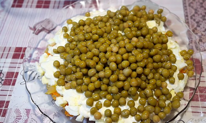 Соединяем яйца и кильку. Простейшие продукты стали основой потрсясающего салата