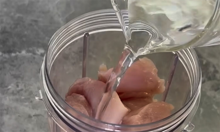 Домашняя куриная колбаса, ей уступит даже дорогая ветчина. Готовим прямо с стакане