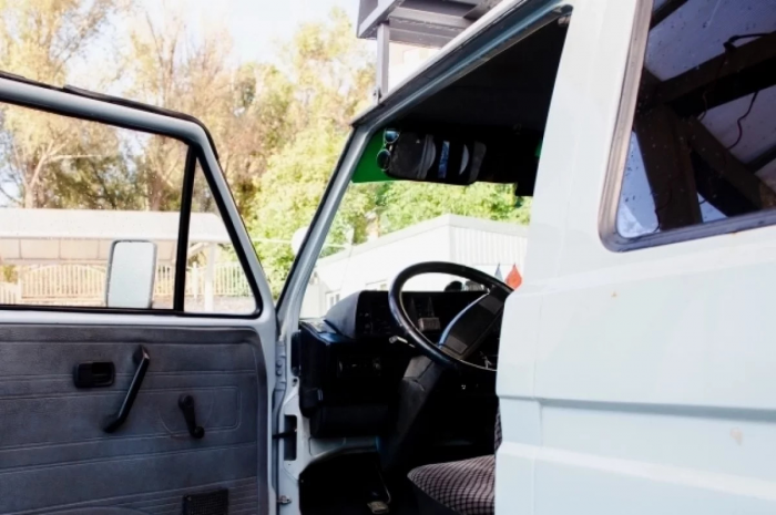 Не мылся, забыл как ходить: отец 500 дней держал 9-летнего сына в фургоне