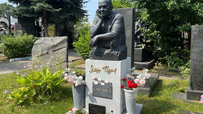 Последний дом Эльдара Рязанова: что стало с могилой режиссера спустя 10 лет после смерти