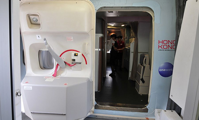 У самолете оторвалась дверь в туалет и стюардесса держала ее не протяжении 16 часов