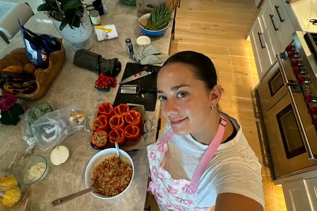 Из офиса — на яхту к миллиардерам. Зачем зумеры отказываются от карьеры и идут работать няньками у богачей?