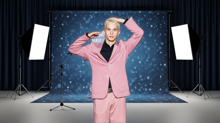 «Пока всё получается»: 24-летний Даня Милохин работает курьером в Дубае и выступает “гладиатором” на частных вечеринках