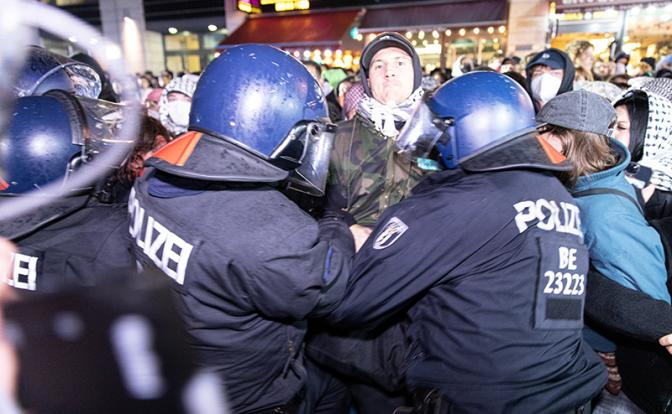 «Отношения достигли дна»: Страна стукачей возвращается к гитлеризму