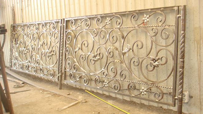 Кованые заборы: разновидности, преимущества и уход (102 фото)