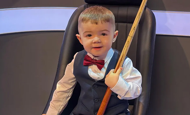 Двухлетний гений стал чемпионом мира по бильярду. Играет лучше чем ходит