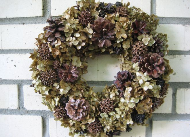 Самые популярные и необычные украшения дверей на Новый год (63 фото)