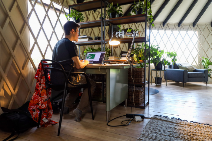 Паре не хватало денег на квартиру и они решили жить в юрте. За 6 месяцев превратили шатер в дом мечты