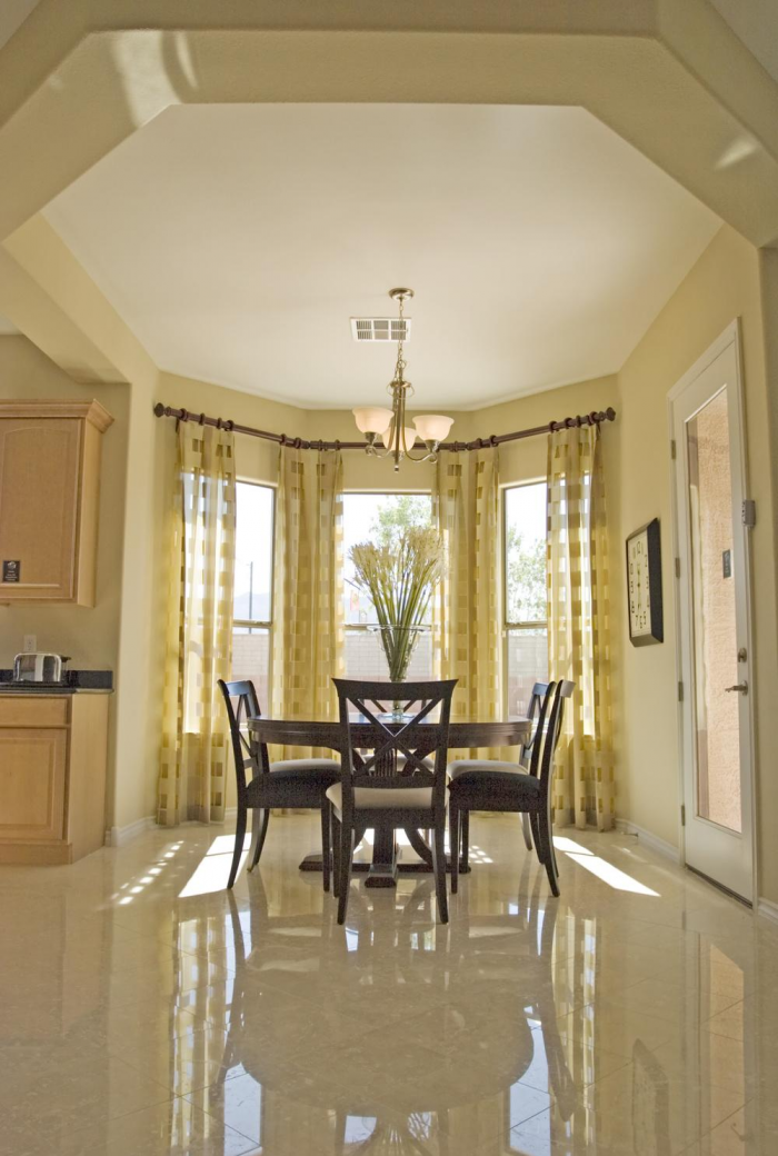 Как выбрать люстру для натяжного потолка в зал и другие комнаты (67 фото)