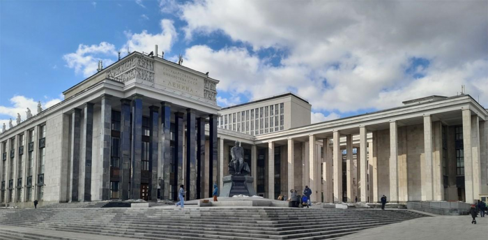 Мраморная лестница, трехэтажная люстра и ночные экскурсии: 10 самых классных библиотек Москвы