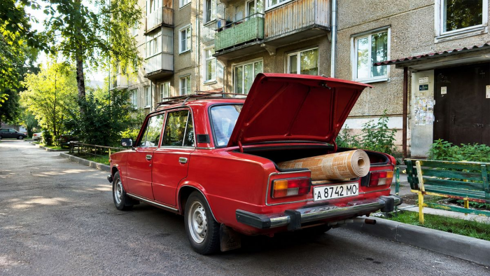 Этот странный предмет в СССР был в багажнике каждого автолюбителя: зачем там держали линолеум
