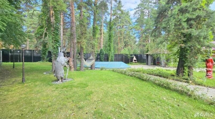 В Барнауле продают "дом мечты за полцены" с единорогом и ванной комнатой кровавых оттенков