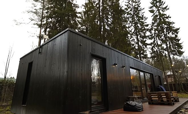 Мужчина купил 2 списанных контейнера и решил переделать их в дом. Через полгода на участке стоял дом из журнала