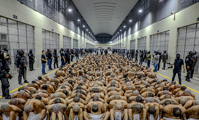 Как устроена мегатюрьма в Сальвадоре. Здесь сидят 40 тысяч человек