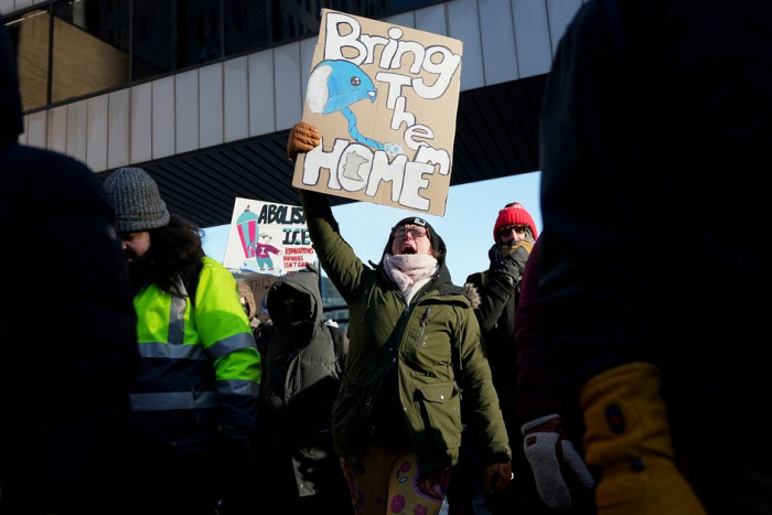 «Убирайтесь к черту!» США охватили массовые протесты из-за арестов нелегальных мигрантов. Самые яркие кадры из бунтующей Миннесоты