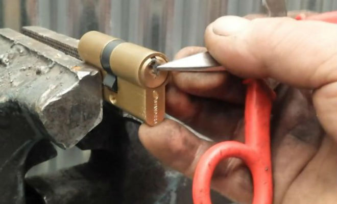 Мастер показал, как вытащить из замка сломанный ключ. В половине случаев достаточно ножниц