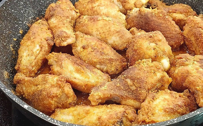 Идеальные куриные крылышки: показываем хитрый трюк с мукой для лучшей панировки