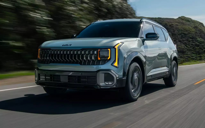 Kia обновила свои кроссоверы и представила уникальный автомобиль для инвалидов