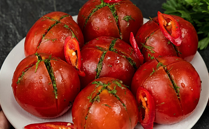 Быстрые маринованные помидоры в пакете: сочная закуска с чесноком и зеленью за 3 часа