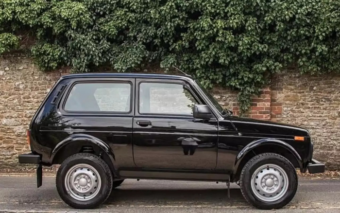 В автосалоне Великобритании появилась Lada Niva с пробегом и ценником суперкара