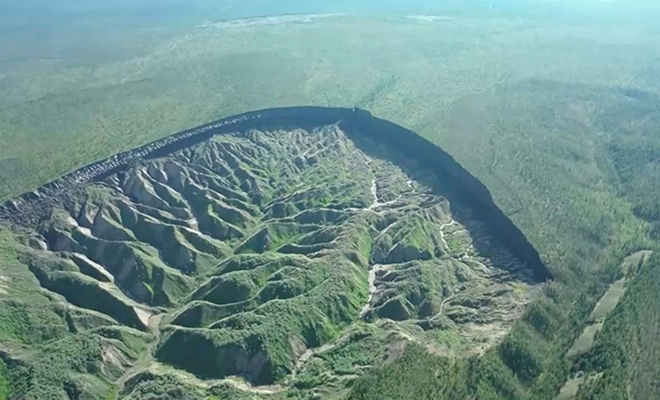 60 лет назад в Якутской тайге нашли свежий овраг. Сегодня он уже больше километра в ширину и продолжает расти