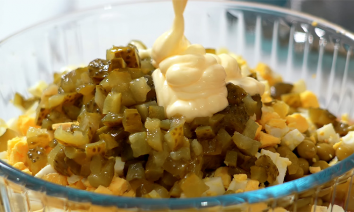 Секрет рассыпчатого Оливье: столичный салат на Новый год, который не превратится в кашу