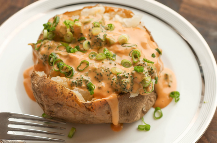 Минутные блюда из микроволновки: запекли картофель вкуснее чем в духовке