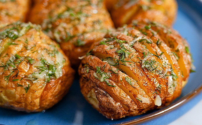 Запекаем картошку гармошкой. Добавляем соус и теперь это уже не гарнир, а главное блюдо