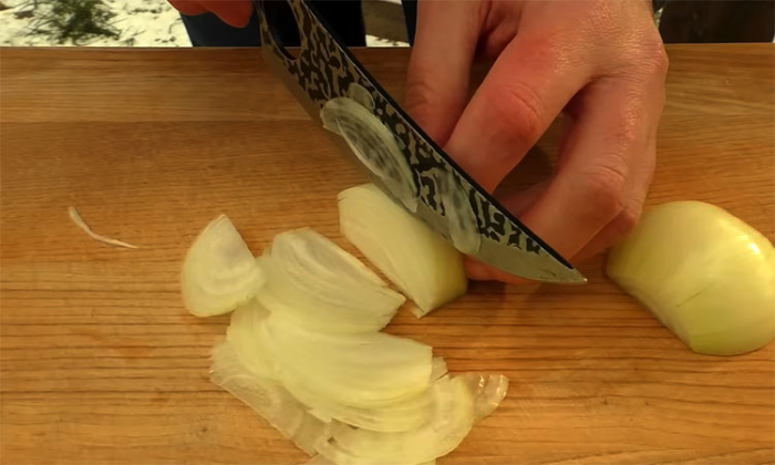 Смешали лук с крабовыми палочками. Простая закуска, которая всех удивит